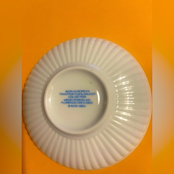 Avon vintage bowl 4" diameter 1984 no flaws 22 karat gold trim porcelain - Picture 3 of 4